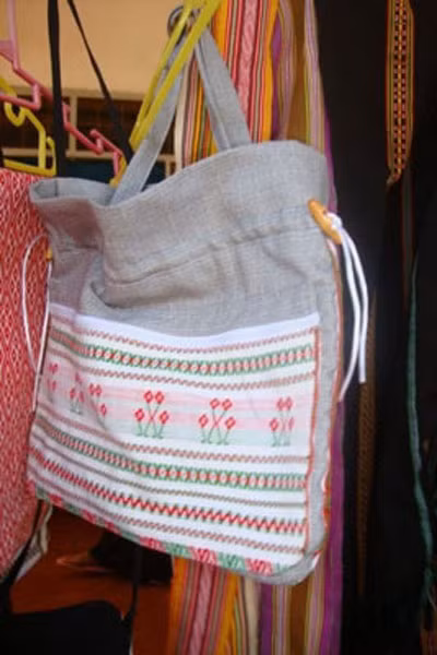 Sản phẩm dệt thổ cẩm của người Châu Mạ.