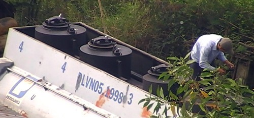 Dùng kéo cắt niêm nhựa trên nắp hầm chứa xăng. Dùng kéo cắt niêm nhựa trên nắp hầm chứa xăng.