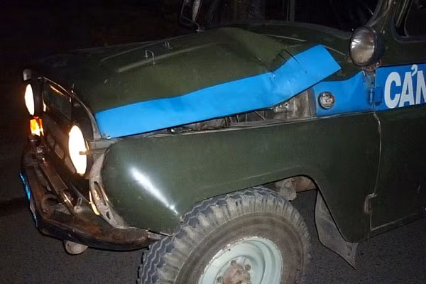 Xe ô tô của Công an phường 8 sau vụ tai nạn giao thông. Ảnh: Ngô Khắc Lịch Xe ô tô của Công an phường 8 sau vụ tai nạn giao thông. Ảnh: Ngô Khắc Lịch