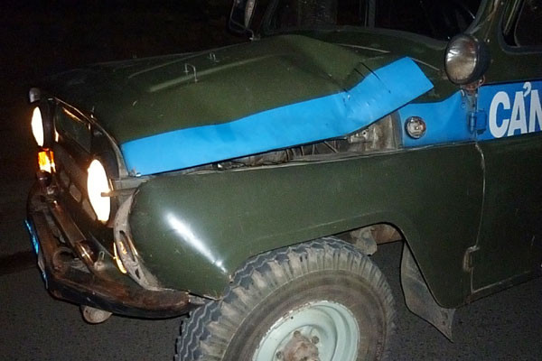 Xe ô tô của Công an phường 8 sau vụ tai nạn giao thông. Ảnh: Ngô Khắc Lịch