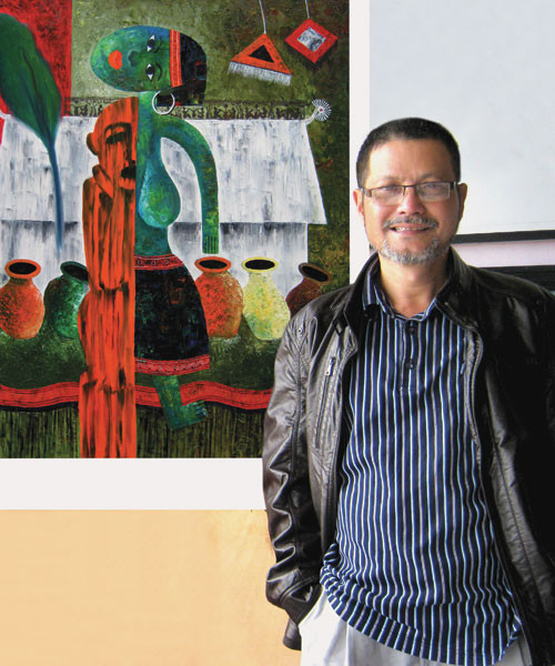 Lê Hùng bên tác phẩm “Giao cảm” tại trại sáng tác Đà Lạt.