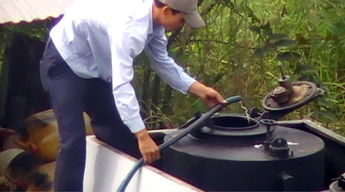 Bơm chất lỏng vào bồn xăng Bơm chất lỏng vào bồn xăng