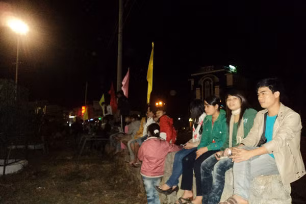 Khán giả chờ đến thời khắc giao thừa.