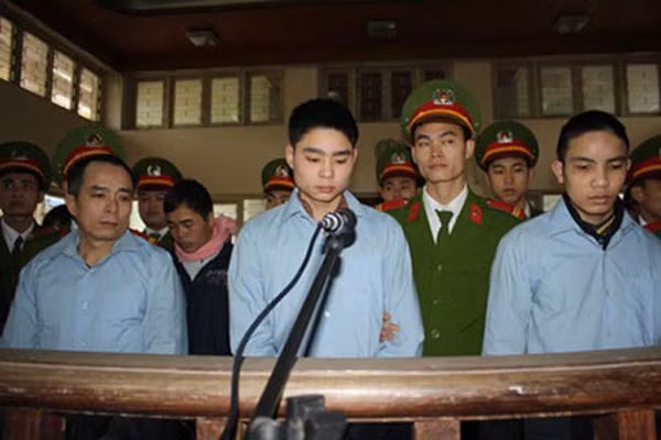 Bị cáo Lê Văn Luyện nhận mức án 18 năm tù. Bị cáo Lê Văn Luyện nhận mức án 18 năm tù.