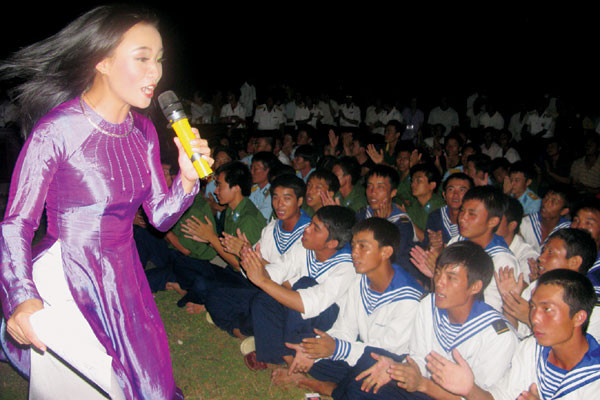 Ca sĩ Lê Thị Thanh Hòa “cháy mình” với cán bộ, chiến sĩ Trường Sa. Ảnh: Bích Hà