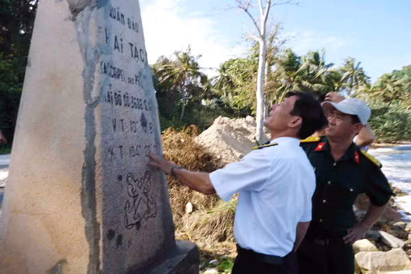 Đoàn công tác trước cột mốc biển đảo. Ảnh: Lê Văn Nhung