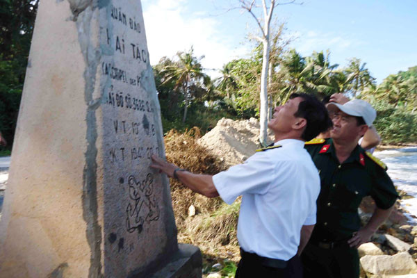 Đoàn công tác trước cột mốc biển đảo. Ảnh: Lê Văn Nhung Đoàn công tác trước cột mốc biển đảo. Ảnh: Lê Văn Nhung