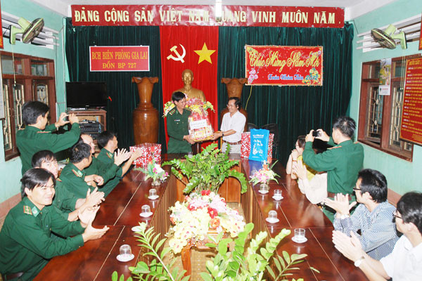 Lãnh đạo Báo Gia Lai thăm, chúc tết các bộ, chiến sĩ Đồn biên phòng 727. Ảnh: Nguyễn Giác