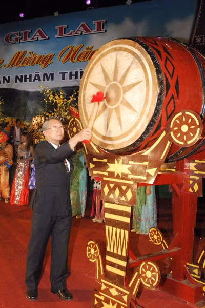 Ông Phạm Thế Dũng- Chủ tịch UBND tỉnh đánh trống khai xuân.