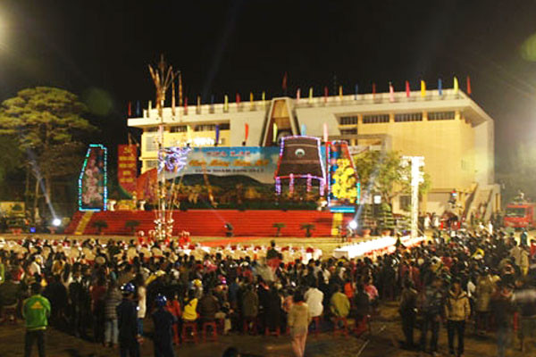 Người dân tập trung tại khu vực lễ đài chờ xem các tiết mục văn nghệ. Ảnh: Nguyễn Giác