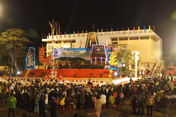 Người dân tập trung tại khu vực lễ đài chờ xem các tiết mục văn nghệ. Ảnh: Nguyễn Giác