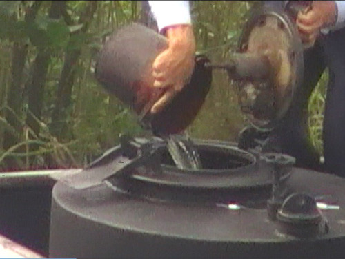 Lần lượt đổ vào từng hầm một lượng chất lỏng Lần lượt đổ vào từng hầm một lượng chất lỏng