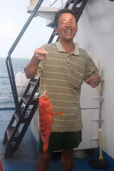 Niềm vui của thủy thủ khi câu được cá mú Hồng Kông, một đặc sản của biển. Ảnh: Phương Duyên