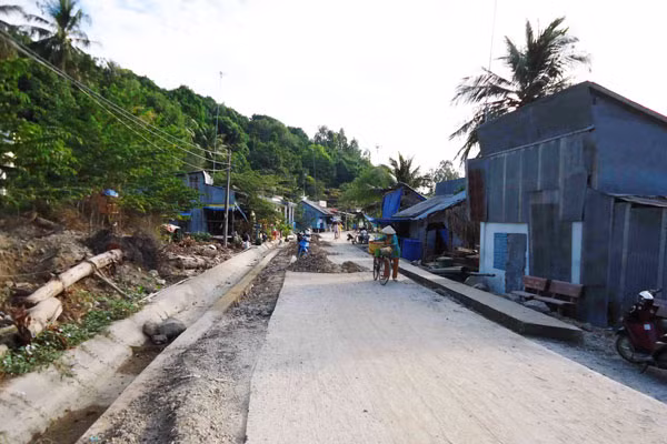 Đường bê tông trên xã đảo Tiên Hải. Ảnh: Lê Văn Nhung