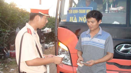 Lực lượng CSGT trạm Suối Tre (Đồng Nai) kiểm tra xe khách trên quốc lộ 1A (ảnh chụp chiều 16-1) Lực lượng CSGT trạm Suối Tre (Đồng Nai) kiểm tra xe khách trên quốc lộ 1A (ảnh chụp chiều 16-1)