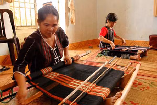 Người Châu Mạ bên khung cửi dệt thổ cẩm.