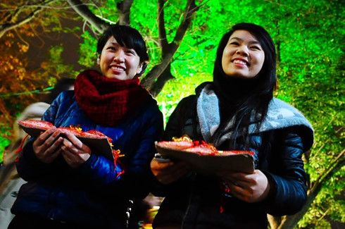 Mua muối đầu năm là mua sự mặn mà về gia đình trong cả năm. Mua muối đầu năm là mua sự mặn mà về gia đình trong cả năm.