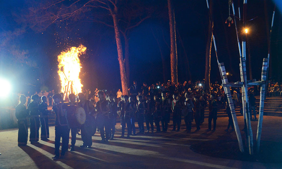 Biểu diễn cồng chiêng bên ánh lửa bập bùng. Ảnh: P.L Biểu diễn cồng chiêng bên ánh lửa bập bùng. Ảnh: P.L