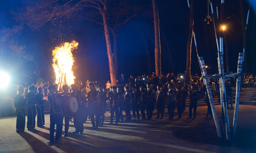 Biểu diễn cồng chiêng bên ánh lửa bập bùng. Ảnh: P.L