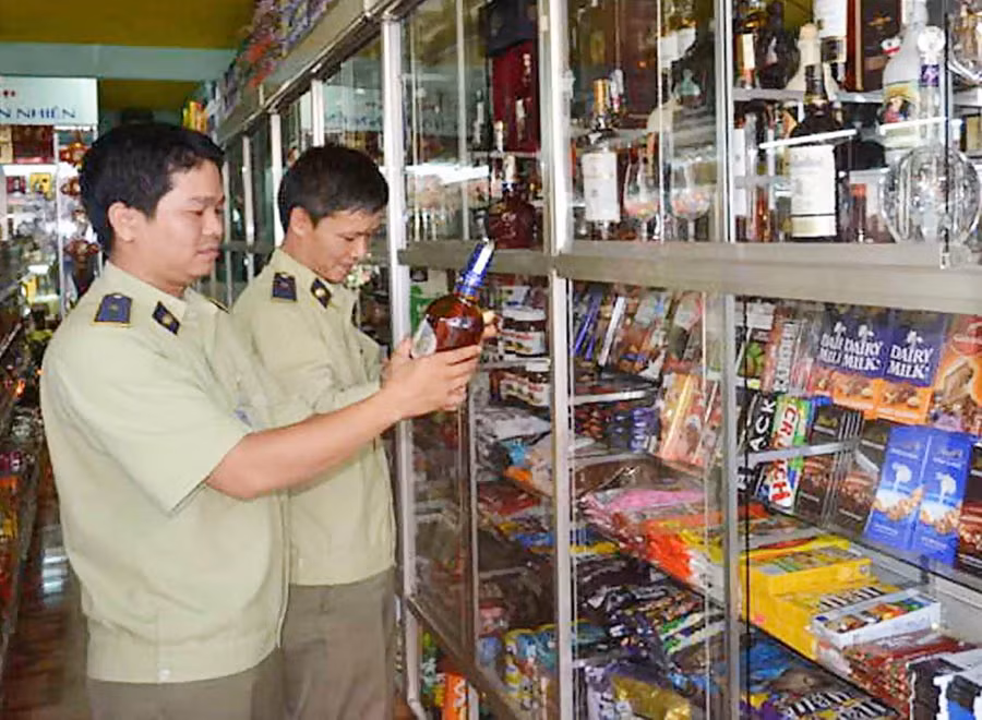 Lực lượng Quản lý Thị trường kiểm tra một cơ sở kinh doanh rượu trên địa bàn TP. Pleiku.