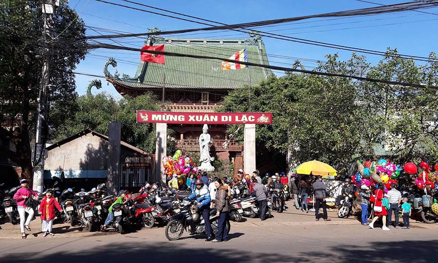 Chùa Minh Thành ngay từ sáng sớm đã đông kín người. Ảnh: Đỗ Hằng