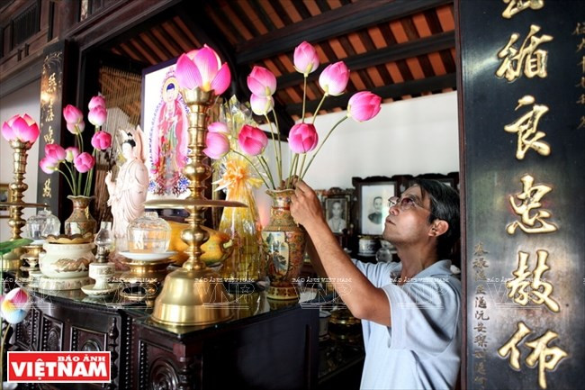 Hoa sen giấy Thanh Tiên (Huế) dùng để trang hoàng trên bàn thờ ngày Tết Hoa sen giấy Thanh Tiên (Huế) dùng để trang hoàng trên bàn thờ ngày Tết