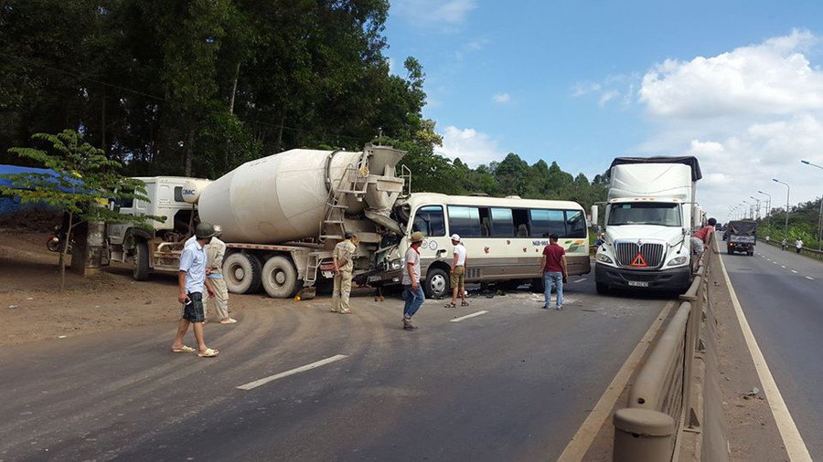 Chiếc xe khách đâm vào đuôi xe bồn, tài xế tử vong tại chỗ.