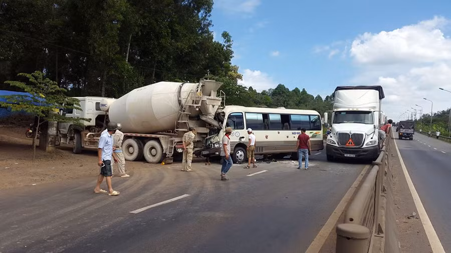 Chiếc xe khách đâm vào đuôi xe bồn, tài xế tử vong tại chỗ. Chiếc xe khách đâm vào đuôi xe bồn, tài xế tử vong tại chỗ.