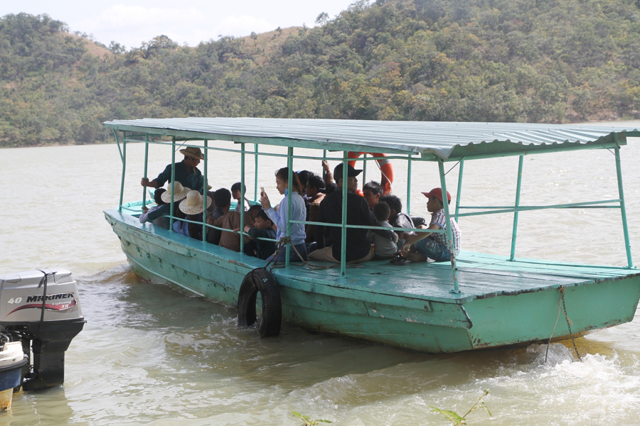 Các du khách không được trang bị áo phao rất nguy hiểm. Ảnh: Văn Ngọc Các du khách không được trang bị áo phao rất nguy hiểm. Ảnh: Văn Ngọc