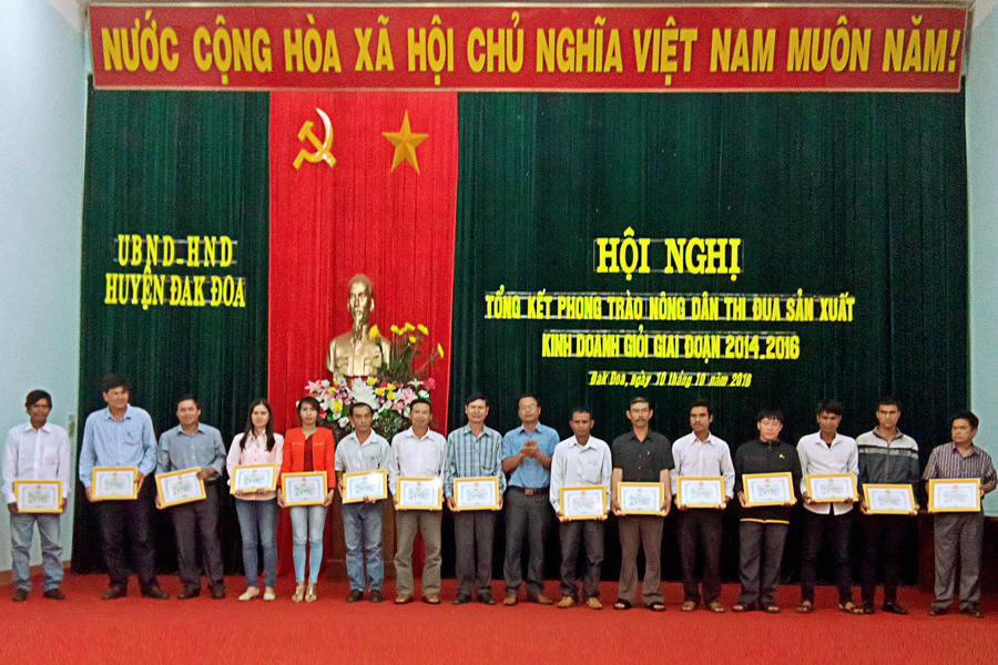 Khen thưởng các điển hình nông dân sản xuất kinh doanh giỏi. Ảnh: T.N Khen thưởng các điển hình nông dân sản xuất kinh doanh giỏi. Ảnh: T.N