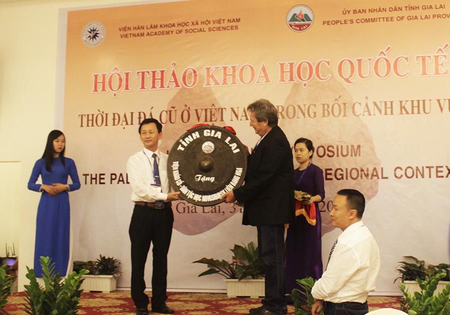 Bí thư Tỉnh ủy Dương Văn Trang tặng quà cho GS.VS. Anatoly Derevianko- Viện Hàn lâm Khoa học Liên bang Nga tại Hội thảo Khoa học quốc tế “Thời đại đồ đá cũ ở Việt Nam trong bối cảnh khu vực”. Ảnh: P.L Bí thư Tỉnh ủy Dương Văn Trang tặng quà cho GS.VS. Anatoly Derevianko- Viện Hàn lâm Khoa học Liên bang Nga tại Hội thảo Khoa học quốc tế “Thời đại đồ đá cũ ở Việt Nam trong bối cảnh khu vực”. Ảnh: P.L