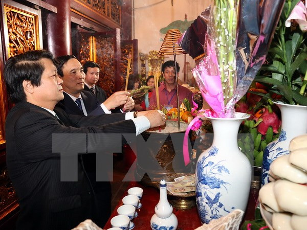 Lãnh đạo tỉnh Phú Thọ dâng hương, hoa tưởng niệm các Vua Hùng tại Đền Thượng. (Ảnh: Trung Kiên/TTXVN) Lãnh đạo tỉnh Phú Thọ dâng hương, hoa tưởng niệm các Vua Hùng tại Đền Thượng. (Ảnh: Trung Kiên/TTXVN)