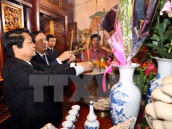 Lãnh đạo tỉnh Phú Thọ dâng hương, hoa tưởng niệm các Vua Hùng tại Đền Thượng. (Ảnh: Trung Kiên/TTXVN)