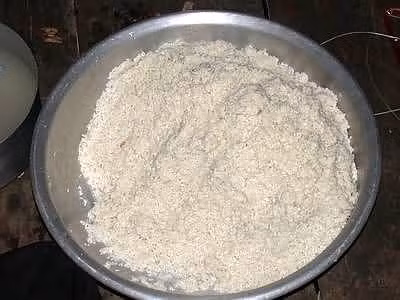 Nếp ngâm với nước cốt lá dứa cho có màu xanh đẹp mắt và mùi thơm. Nếp ngâm với nước cốt lá dứa cho có màu xanh đẹp mắt và mùi thơm.