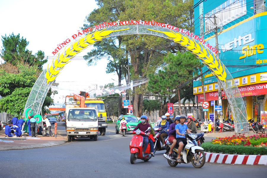 Phố núi rộn ràn với những sắc hoa và cổng chào sinh động.