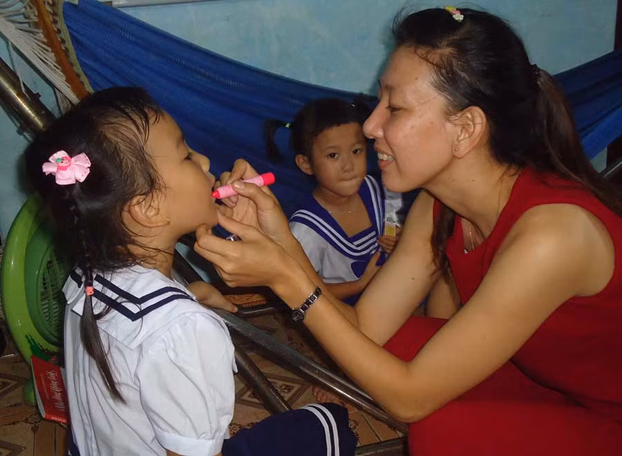 Hộ gia đinh số 1 Lê Thị Trúc Hà trang điểm để con tham gia văn nghệ vui Tết tại đảo Trường Sa. Ảnh: T.S Hộ gia đinh số 1 Lê Thị Trúc Hà trang điểm để con tham gia văn nghệ vui Tết tại đảo Trường Sa. Ảnh: T.S