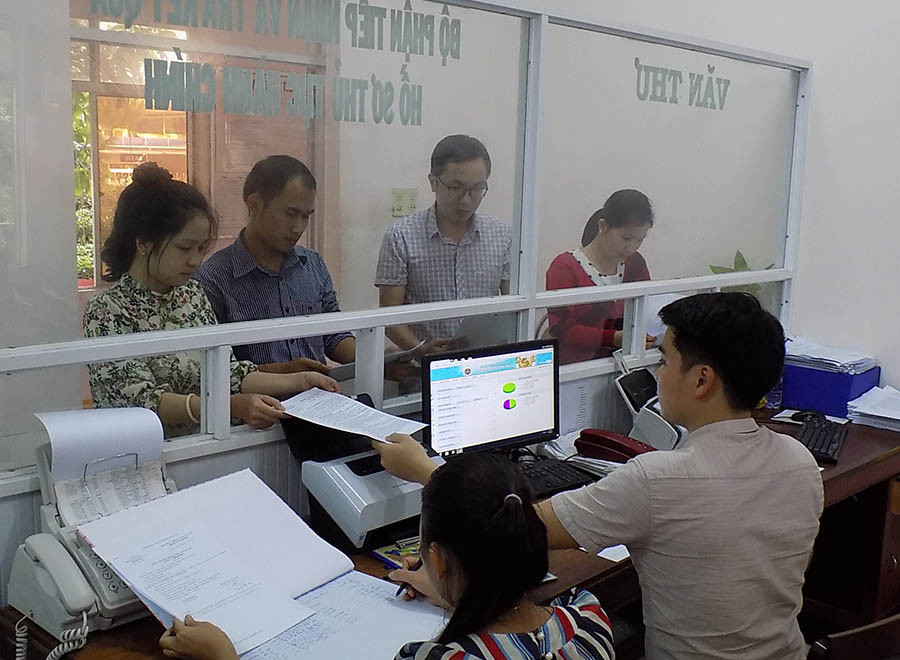  Giải quyết thủ tục hành chính tại bộ phận “một cửa” của Sở Tài chính. Ảnh: T.N