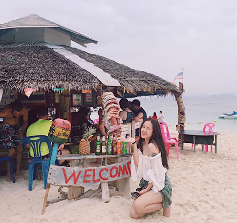 Trên các hòn đảo thường có những quầy bar mini mở nhạc thập niên 80-90. Vừa nhâm nhi cocktail hoặc nước dừa vừa ngắm biển thì thật tuyệt vời Trên các hòn đảo thường có những quầy bar mini mở nhạc thập niên 80-90. Vừa nhâm nhi cocktail hoặc nước dừa vừa ngắm biển thì thật tuyệt vời