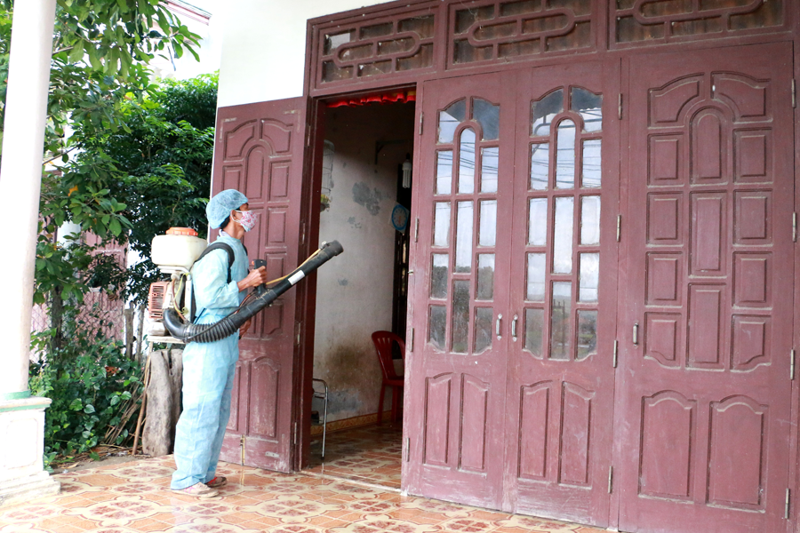 Ngành chức năng đang tiến hành phun hóa chất chống dịch tại xã Ia Ake. Ảnh: Q.T Ngành chức năng đang tiến hành phun hóa chất chống dịch tại xã Ia Ake. Ảnh: Q.T