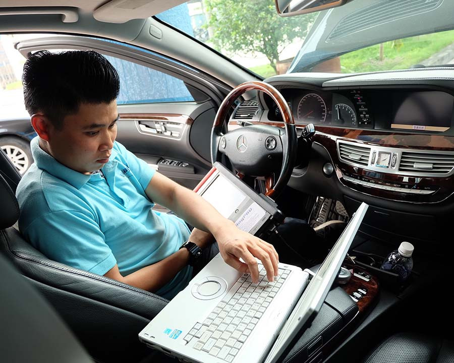 Nguyễn Đức Duy kiểm tra thiết bị ô tô. Nguyễn Đức Duy kiểm tra thiết bị ô tô.