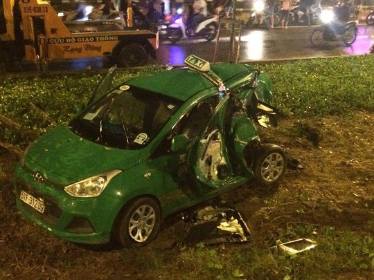 Chiếc taxi biến dạng hoàn toàn sau khi bị tông