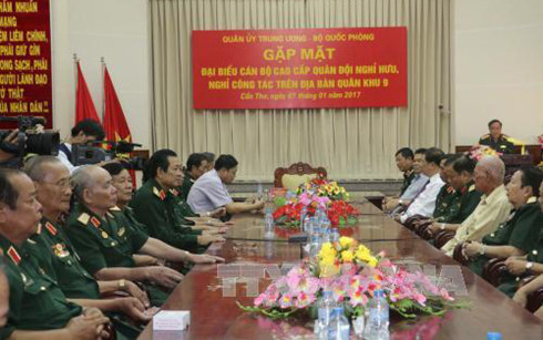 Quân ủy Trung ương - Bộ Quốc phòng gặp mặt tướng lĩnh, cán bộ cao cấp quân đội nghỉ hưu, nghỉ công tác trên địa bàn Quân khu 9 (Ảnh: TTXVN) Quân ủy Trung ương - Bộ Quốc phòng gặp mặt tướng lĩnh, cán bộ cao cấp quân đội nghỉ hưu, nghỉ công tác trên địa bàn Quân khu 9 (Ảnh: TTXVN)
