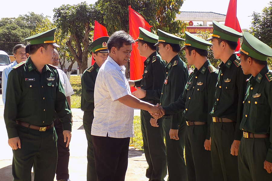 Chủ tịch Ủy ban MTTQ Việt Nam tỉnh Hồ Văn Điềm thăm đồn biên phòng Ia O. Ảnh: T.N