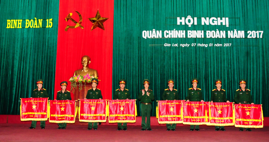 Thiếu tướng Đặng Anh Dũng-Tư lệnh Binh đoàn trao cờ của Bộ Tư lệnh Binh đoàn cho 8 tập thể là đơn vị xuất sắc trong phong trào thi đua quyết thắng năm 2016. Ảnh: N.T.D Thiếu tướng Đặng Anh Dũng-Tư lệnh Binh đoàn trao cờ của Bộ Tư lệnh Binh đoàn cho 8 tập thể là đơn vị xuất sắc trong phong trào thi đua quyết thắng năm 2016. Ảnh: N.T.D