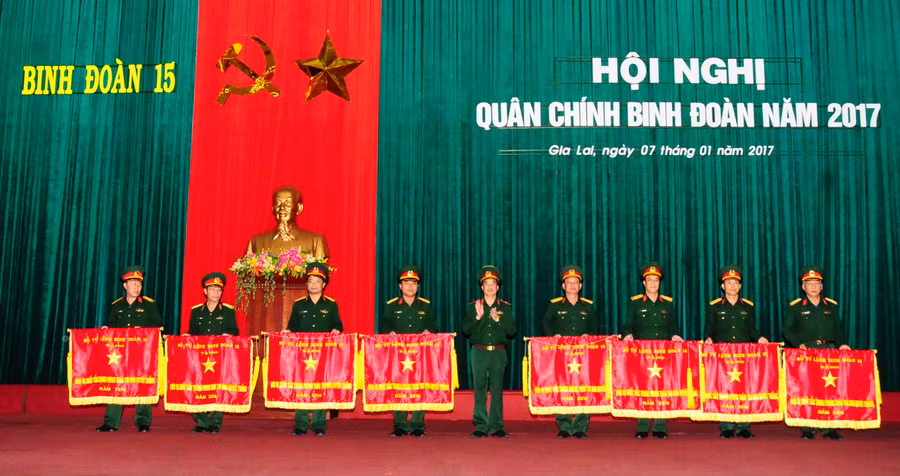 Thiếu tướng Đặng Anh Dũng-Tư lệnh Binh đoàn trao cờ của Bộ Tư lệnh Binh đoàn cho 8 tập thể là đơn vị xuất sắc trong phong trào thi đua quyết thắng năm 2016. Ảnh: N.T.D