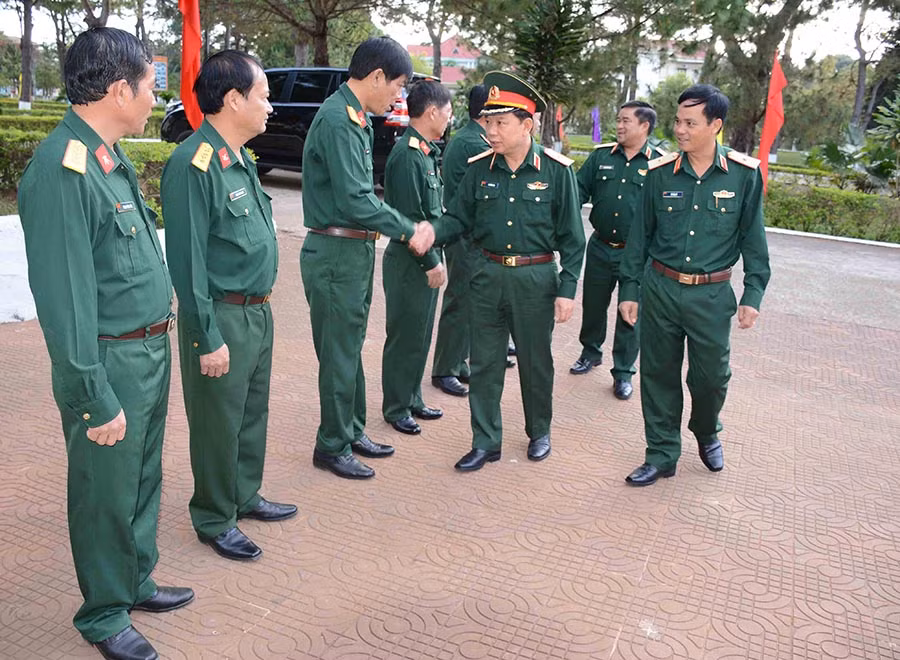 Cán bộ Quân đoàn 3 đón chào Thiếu tướng Lê Hiền Vân cùng đoàn công tác TCCT. Ảnh: N.G