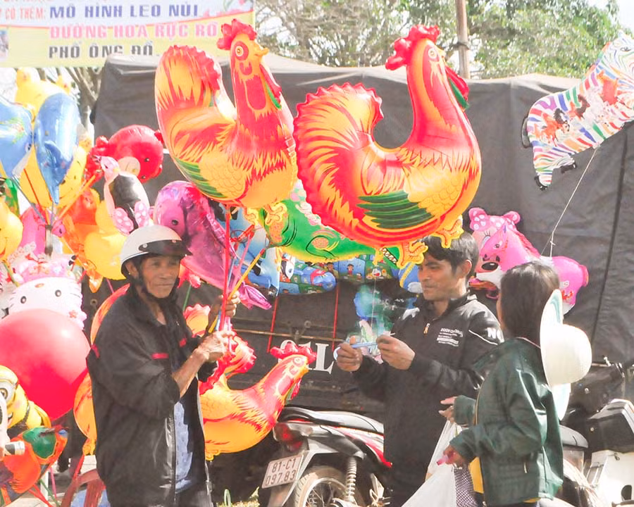 Nhiều người thích thú với quả bóng hình con gà. Ảnh: Trần Dung Nhiều người thích thú với quả bóng hình con gà. Ảnh: Trần Dung