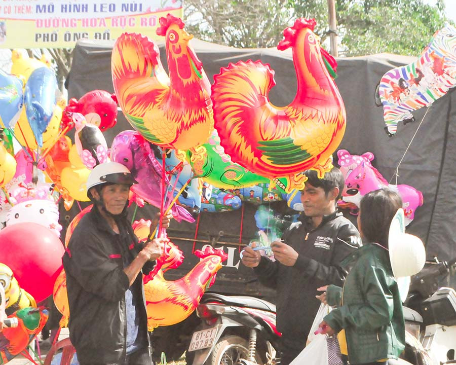 Nhiều người thích thú với quả bóng hình con gà. Ảnh: Trần Dung Nhiều người thích thú với quả bóng hình con gà. Ảnh: Trần Dung