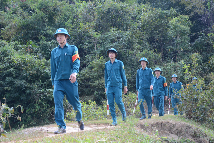 Lực lượng dân quân thường trực xã Ia Dom tuần tra kiểm soát trên địa bàn. Ảnh: V.H