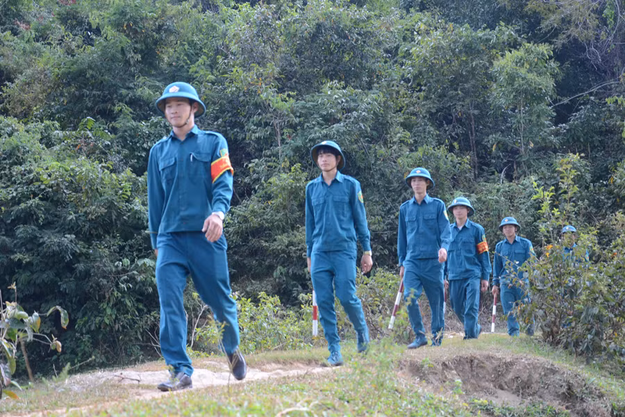 Lực lượng dân quân thường trực xã Ia Dom tuần tra kiểm soát trên địa bàn. Ảnh: V.H